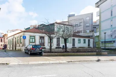 a car parked in front of a house on a street at DOISPONTOZERO Oliveirinhas in Porto