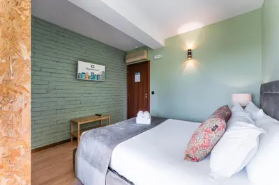 a bedroom with a bed and a green wall at GuestReady - Portfolio GuestHouse in Porto
