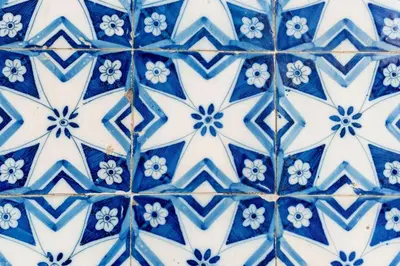 a blue and white tile floor with white flowers at Casa Azul Santa Marinha in Vila Nova de Gaia