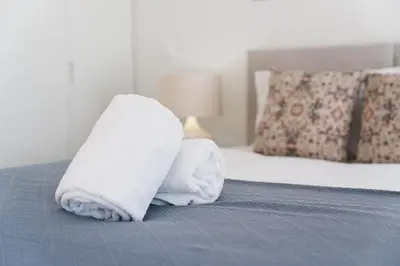 a stack of towels sitting on a bed at GuestReady - Ideal stay near Estádio do Dragão in Porto