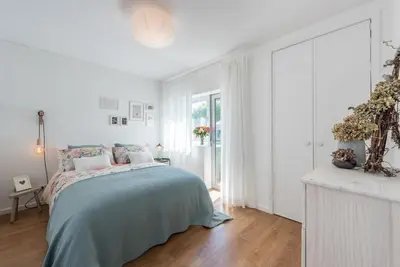 a white bedroom with a bed and a window at GuestReady - Chic and cozy getaway in Porto