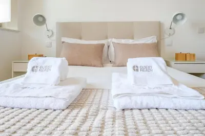 a bedroom with two white towels on a bed at GuestReady - Port Studio 3 in Vila Nova de Gaia