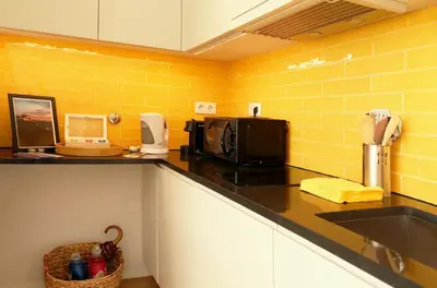 a kitchen with a counter top with a microwave at Villa Invicta 3 in Porto