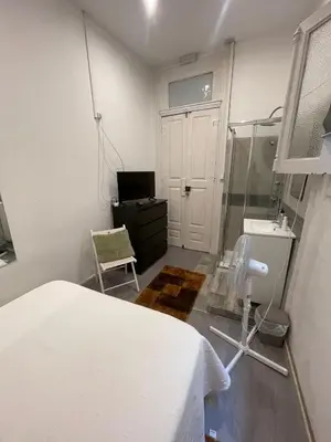 a hospital room with a bed and a sink at Guesthouse Franco in Porto